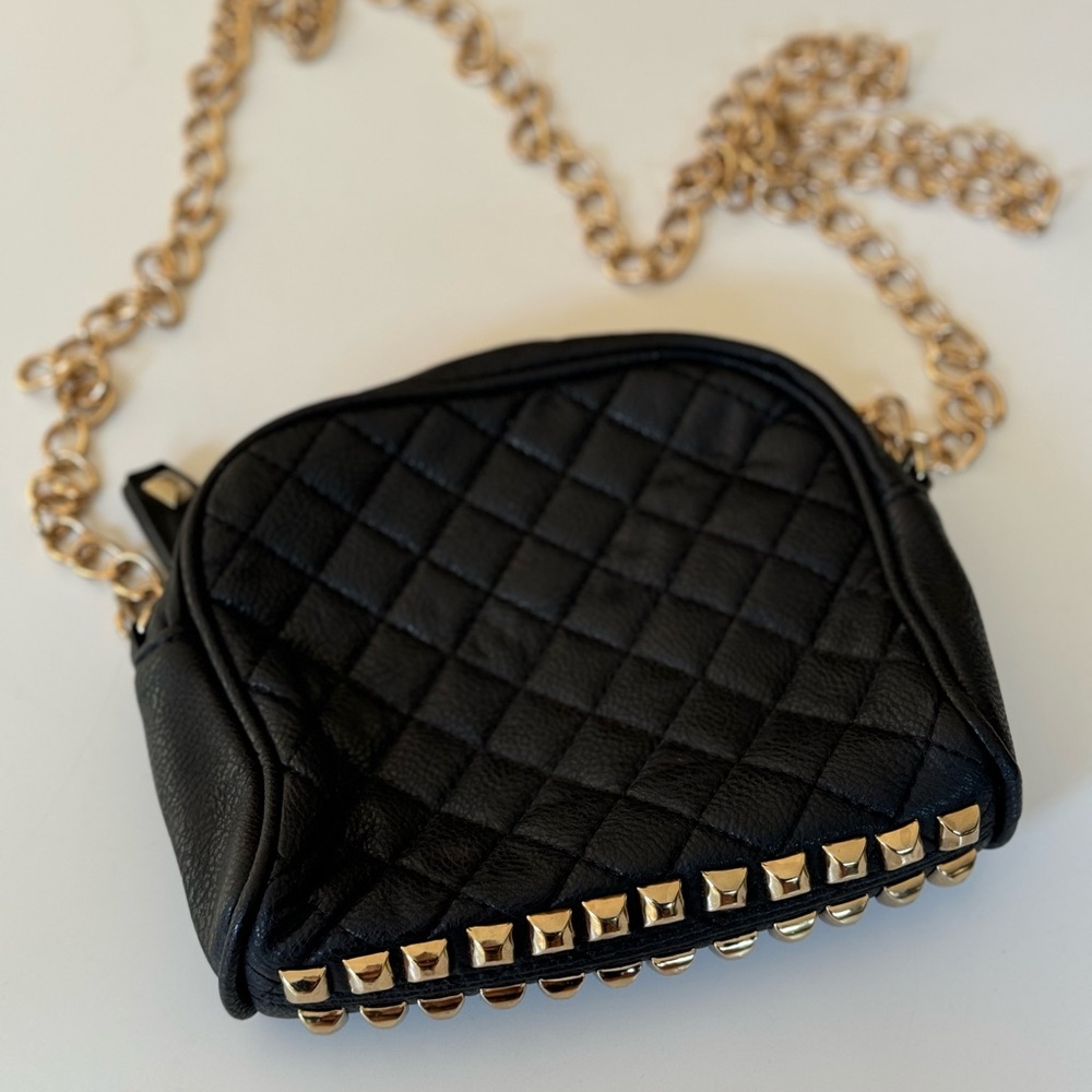 Black purse w/ gold chain ✨